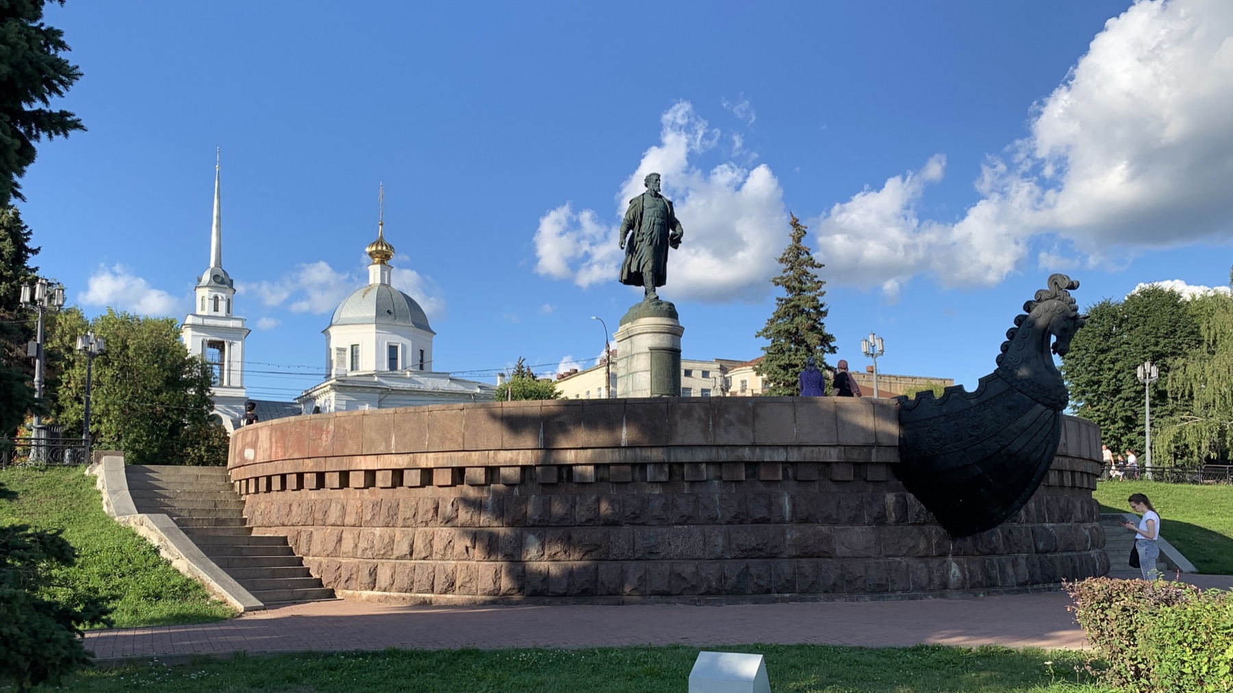 Памятник Афанасию Никитину на набережной в Твери